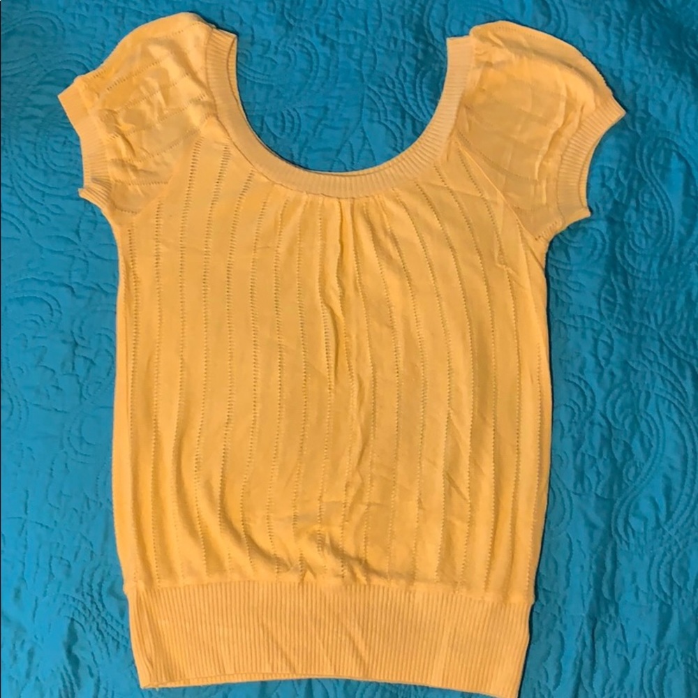 Low neck yellow blouse